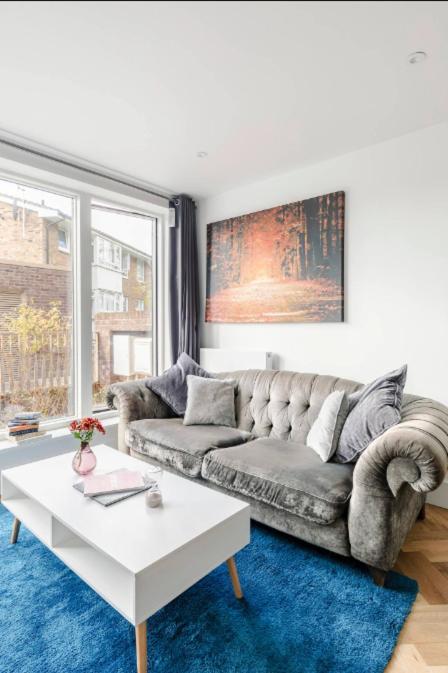 A Modern Lavish En-suite Bedroom Londra