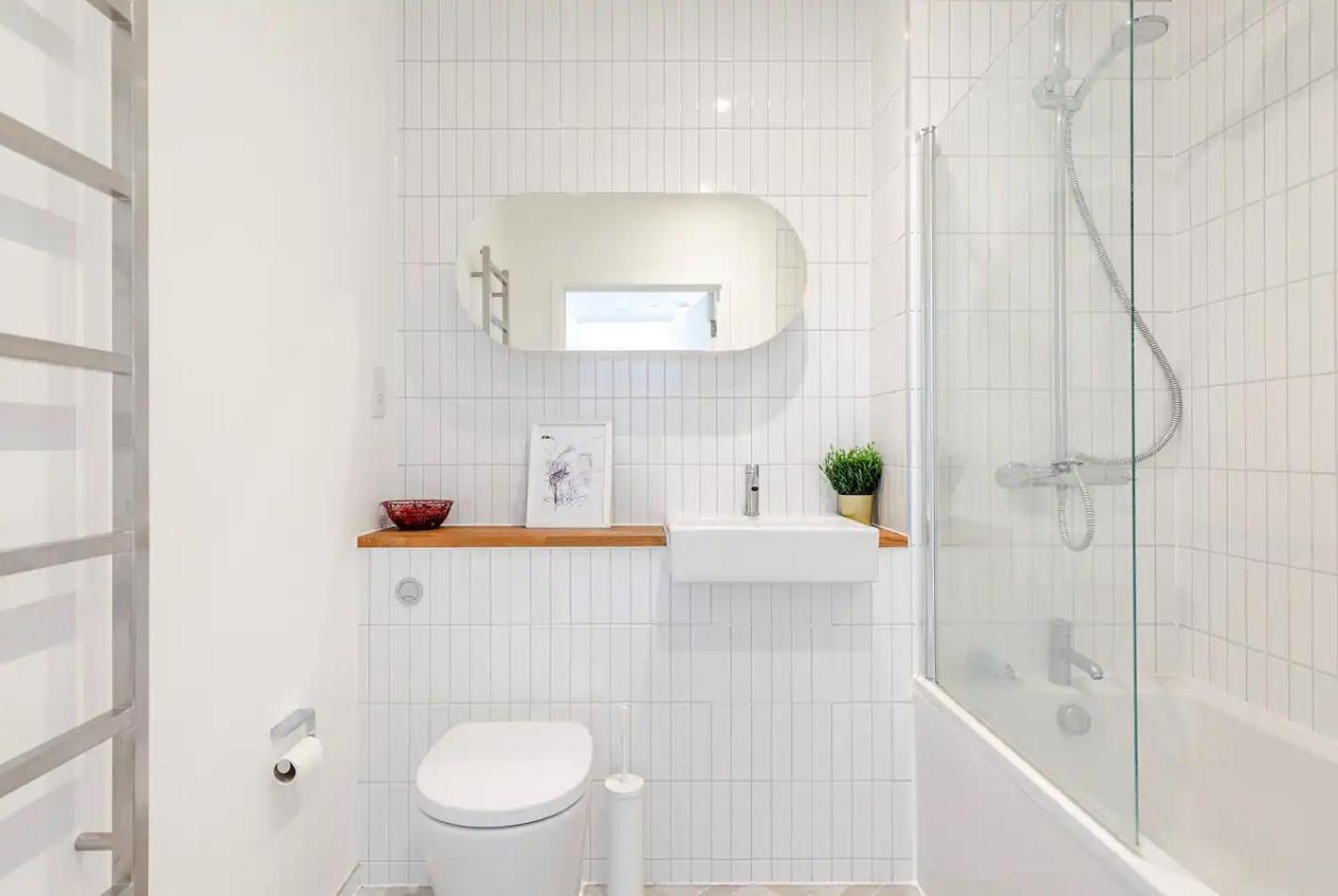A Modern Lavish En-suite Bedroom Londra